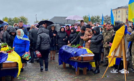 Справжні побратими: в Сарнах поховали двох товаришів, які загинули на війні