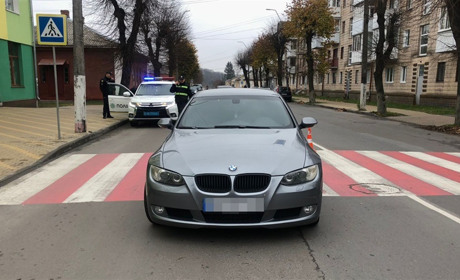 У Новограді поліція з’ясовує обставини наїзду автівки на чоловіка