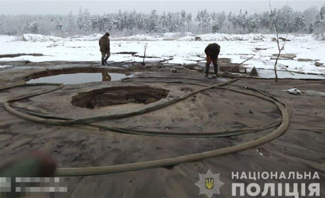 Бурштинокопачі видобували янтар у заповіднику та перекривали дорогу копам