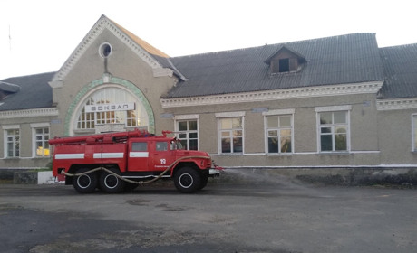 Старокостянтинівські надзвичайники дезинфікували залізничний вокзал та військкомат