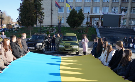 Об'єднали зусилля та придбали три позашляховики. Городоччани передали автівки військовим