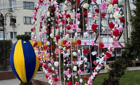 Писанки, фотозони і тематичні інсталяції: Звягель прикрасили до Великодня