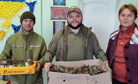 «Даруємо тепло». У селі на Глухівщині вже виготовили понад 300 окопних свічок на передову