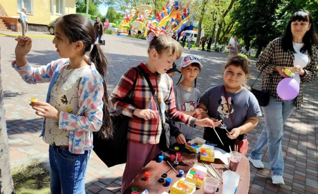Казкові герої, дитячі мрії та солодка вата: як у Дмитрівці зустрічали літо