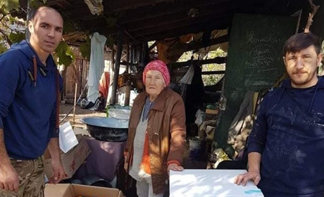 За дві доби зібрали продуктів на рік вперед. Як херсонці допомогли 80-річній херсонці
