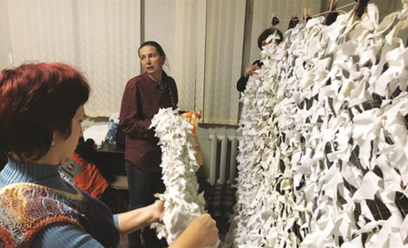 Маскировочные сетки, сделанные мелитопольцами, берегут бойцов от обстрелов и от жары