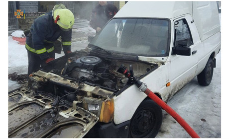У Білопіллі вогнеборці ліквідували загоряння автомобіля, запобігши вибуху газової установки