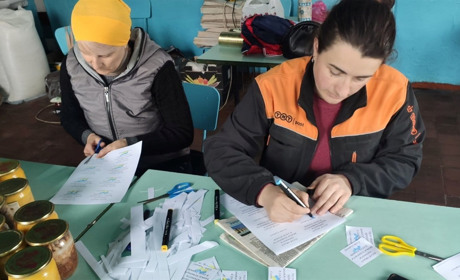 Щоб “не сидіти над новинами”, об'єдналися для волонтерства. Як тримають тил у селах Кременеччини