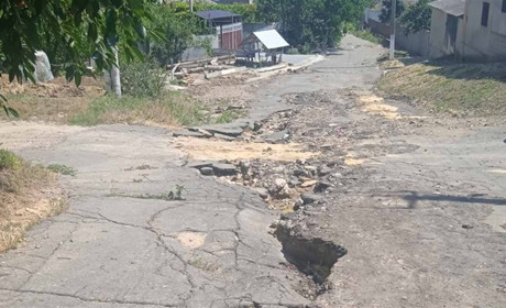 У селі на Одещині злива зруйнувала асфальтові дороги. У мулі потонула навіть домашня птиця