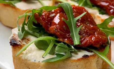 Рецепт дня: канапки з в’яленими помідорами та хамоном