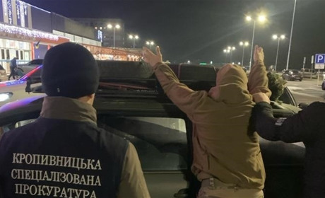 Військовослужбовця, який постачав зброю до Кіровоградської області взято під варту: що відомо