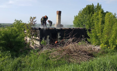 У Травневому Сватівського району горів покинутий будинок