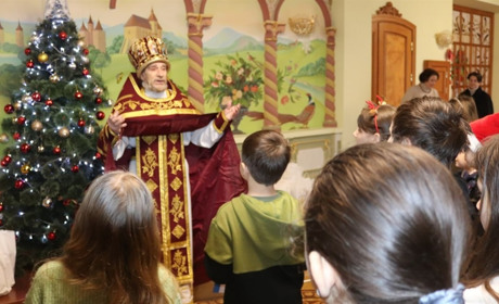 Дітей переселенців з Херсонщини Святий Миколай вітав у Києві