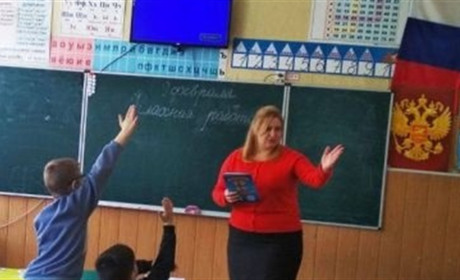Окупанти намагаються підкупом затягнути дітей до школи