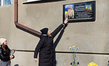 В Ізмаїлі відкрили меморіальну дошку, присвячену герою-захиснику Максиму Сидоренку