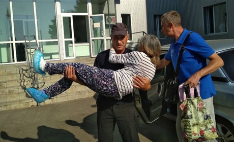 Благодійники допомогли маломобільній жительці села на лінії розмежування дістатися лікарні 