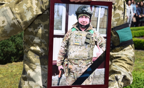 Без батьківської любові залишилося двоє синів: Нетішин оплакав 38-річного Героя Олександра Ровенчука