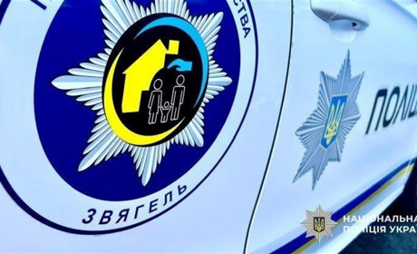 Чинив психологічний та фізичний тиск на власну матір: звягелянину повідомили про підозру