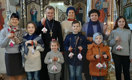 У Свято-Троїцькому храмі діти власноруч виготовили ялинкові іграшки