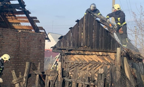 На Переяславщині через палія трави згоріли дві господарчі будівлі: його оштрафували