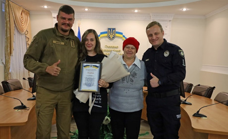 На Житомирщині матір з донькою знешкодили нападника з ножем, який заліз до їх квартири