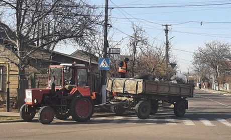 Комунальники Біляївки: благоустрій актуальний і у військовий період, наведіть біля будинків порядок