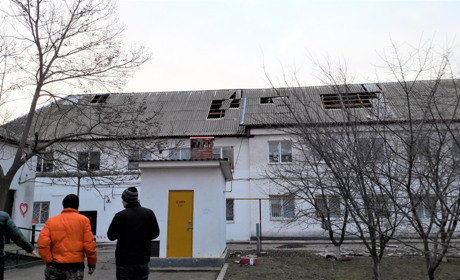 Біляївські комунальники оперативно полагодили в Мирненській школі дах, який частково зірвав буревій