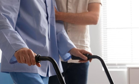 Поетапна реабілітація після інсульту — індивідуальний комплекс за участю команди спеціалістів