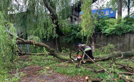 Негода у Жмеринці додала роботи рятувальникам