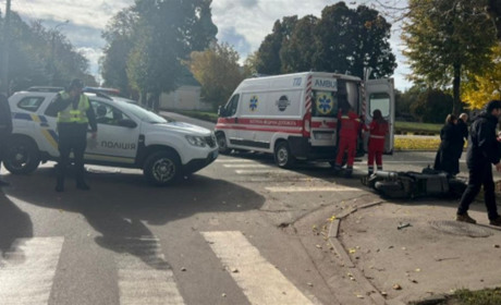 У Переяславі автомобіль збив пенсіонерку на скутері: її госпіталізували з переломом