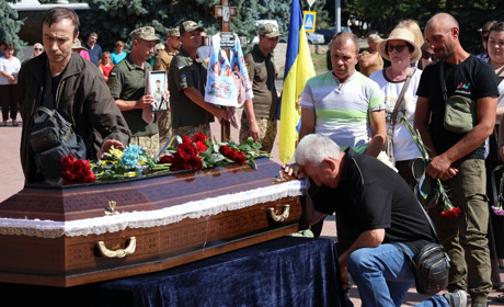 Після майже двох років невідомості: у Південноукраїнську поховали захисника Андрія Гунівенка