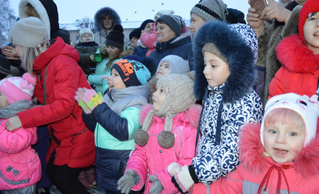 Фоторепортаж:  Хто у Сватовому допоміг дітям засвітити вогні на ялинці