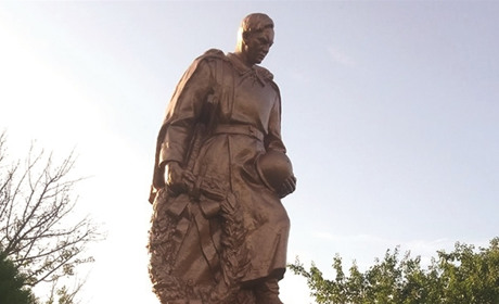 У мелітопольському селі вандали розмалювали пам'ятник воїнам, загиблим у Другій світовій війні