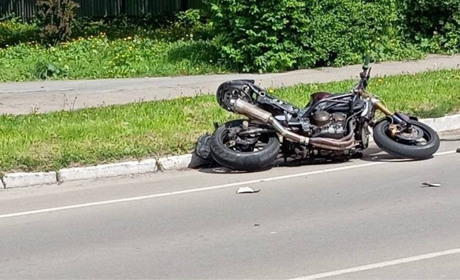 У Переяславі відкрили мотосезон-2024 з аварією: 24-річного хлопця госпіталізували з переломом тазу