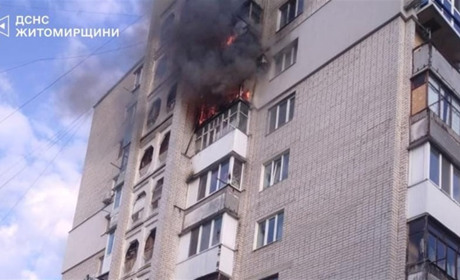 На 8 поверсі загорівся балкон: як рятувальники на Житомирщині приборкали пожежу у багатоповерхівці