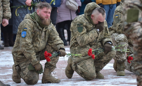 Зі сльозами на очах Южноукраїнська громада провела в останню путь захисника Олександра Жарікова