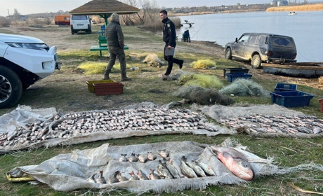 Понад 400 рибин у дев'яти сітках: на річці Південний Буг затримали масштабного браконьєра