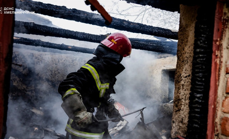 На Хмельниччині за минулу добу вогнеборці ліквідували 14 пожеж, одна людина врятована