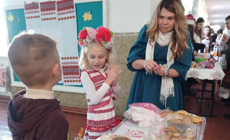 Ярмарок на Різдво: кам’яномостівські ліцеїсти збирали гроші на ЗСУ