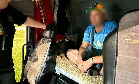 Сховався у спальному відсіку вантажівки: житель Житомирщини намагався "зайцем" виїхати за кордон