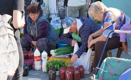 Небезпека стихійної торгівлі. Відповідь влади на обурення людей, які торгують при дорозі у Городку