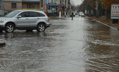 Центр Сарн підтопило, люди залишились без води: чому