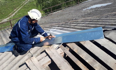 Рятувальники продовжують відновлювати дах у Новотроїцькій школі