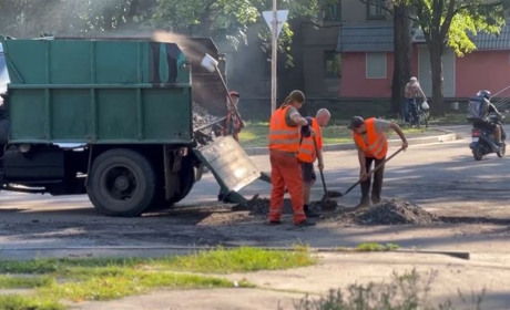 У Жовтих Водах ремонтують аварійні ділянки на вулиці Героїв України (Гагаріна): відео