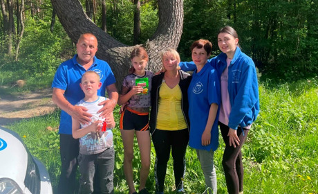Волонтери вивезли з прикордоння родину, що тиждень ховалася від обстрілів у льоху