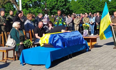 У Нетішинській територіальній громаді оголосили триденну жалобу через загибель військовослужбовця