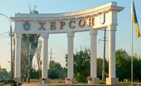 Загарбники вдень обстріляли Херсон: одна людина загинула й одну поранено