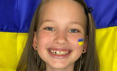 Підтримує захисників: дівчинка з Калинівки продає намисто та збирає кошти для українських воїнів