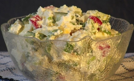 Рецепт дня: салат із редискою, огірком і яйцем