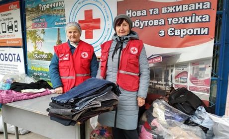 У Жмеринці на площі роздають одяг та іграшки: як стати благодійником